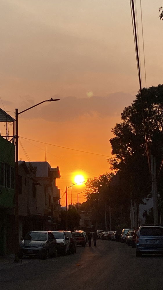 Alguien quisiera salir a caminar un rato para matar el tiempo mientras el atardecer sucede frente a nuestros ojos color sol ?☀️❤️
