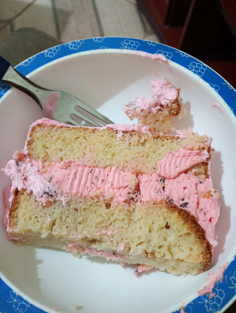 Pensa num bolo gostoso chantilly de morango com pedacinhos de chocolate