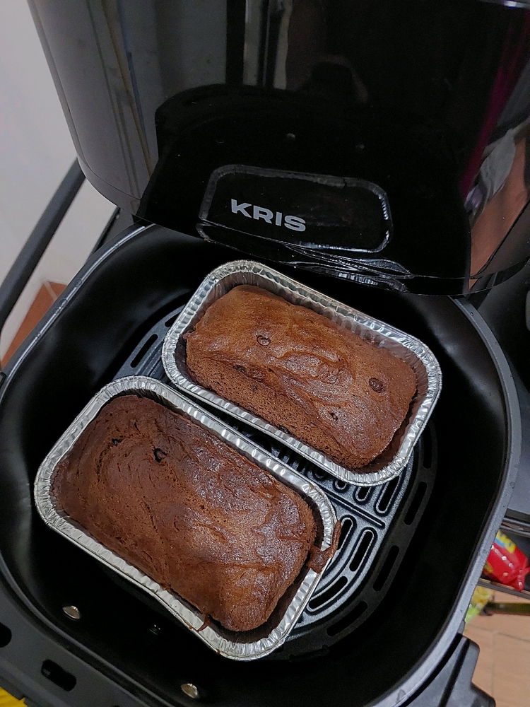 Bikin brownies pakai air fryer. Ini pakai brownies mixnya Pondan, tapi lebih suka pakai yang Haan punya karena hasilnya lebih moist. Lumayanlah buat sarapan plus ngopi pagi
