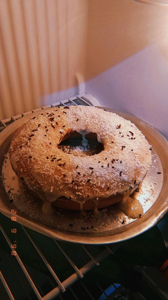 Bolo de maracujá com coco ralado