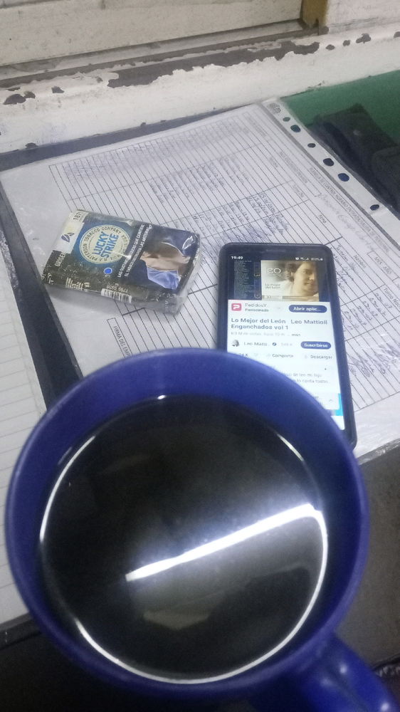 Café y cigarros, como buen adulto funcional
