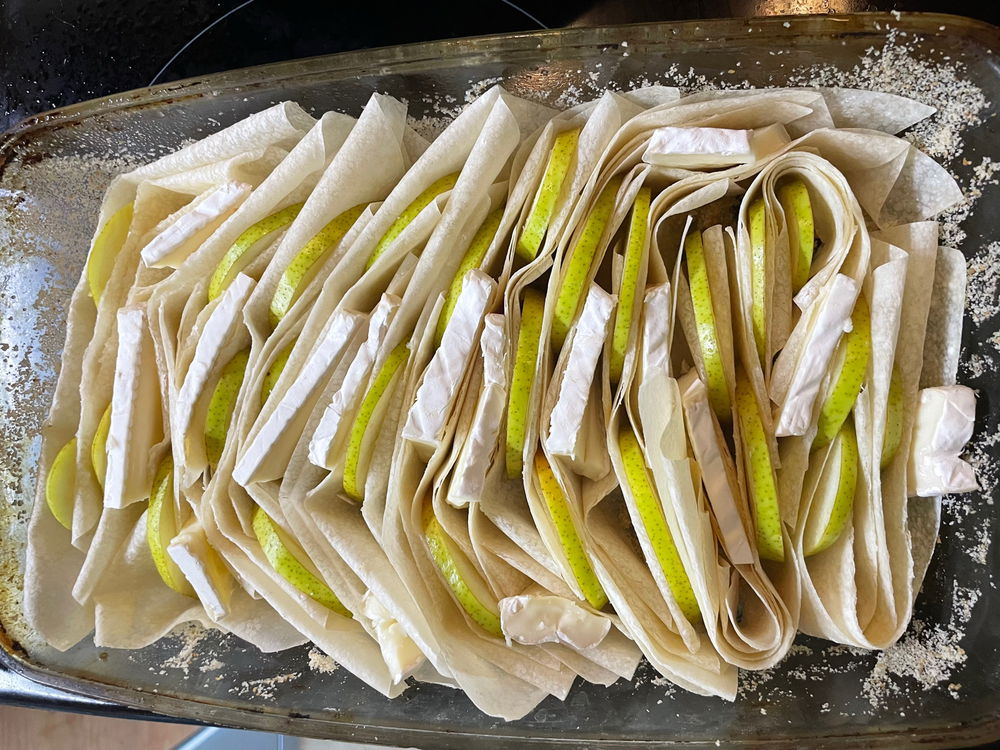 Пирог с грушей и сыром бри
