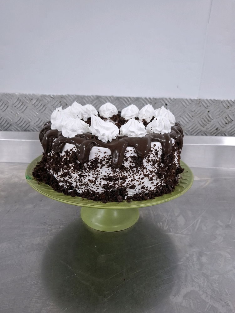 Bolo de chocolate 
Feito para os aniversariantes do mês.
Minha colega fez o bolo, eu o recheio e cobertura.
Tudo chocolate e chantilly.