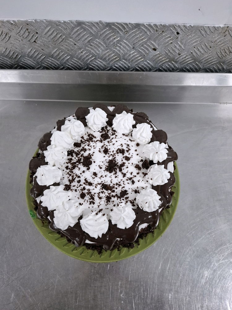 Bolo de chocolate 
Feito para os aniversariantes do mês.
Minha colega fez o bolo, eu o recheio e cobertura.
Tudo chocolate e chantilly.
