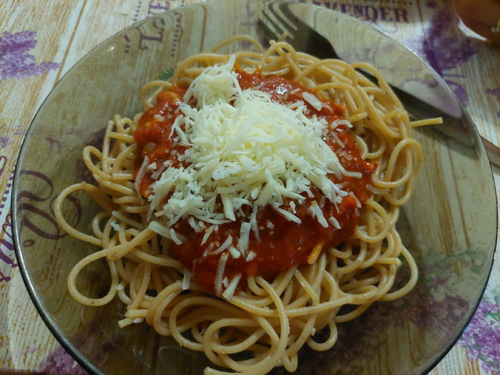 Hnědé špagety🍝, omáčka🍅🍅🍅 s bazalkou a slanina🥓