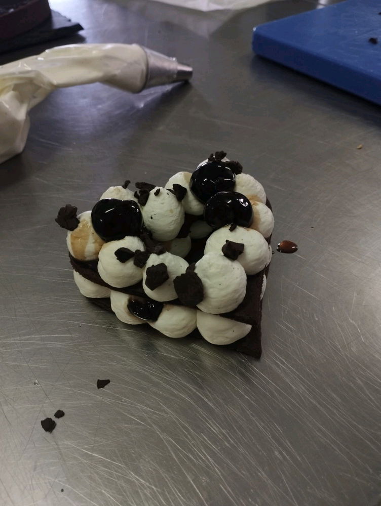 Cuoricino di biscuit con panna e amarene