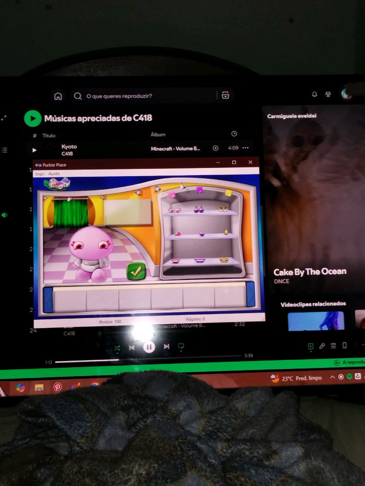 Saudade de quando eu tinha 7 anos e ficava na sala de finanças da empresa em que minha vó trabalha e ficava jogando purble placa no computador que tinha windows 7 professional na época... e de pensar que isso foi há quase uma década...