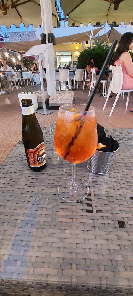 Nel frattempo ieri, in un localino sul mare, si stava benissimo, posto tranquillo, ambiente super rilassante e pure appestato dal fumo di sigaretta 😍😍😍😍, per chi non fuma, l'odore è vomitevole... chissà, magari un giorno...
