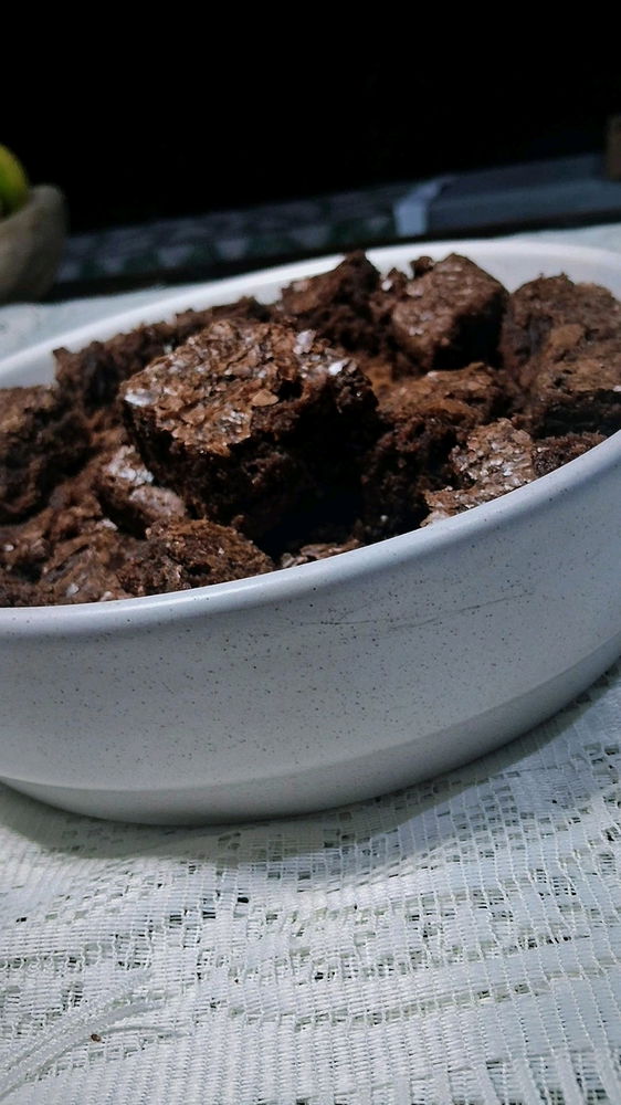 Brownie molhadinho com casquinha q derrete na boca