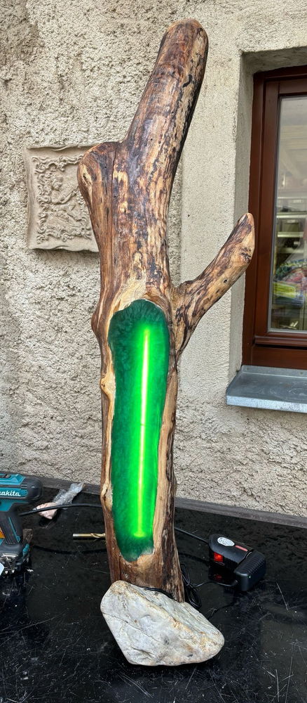 Dřevěná lampa s epoxidem