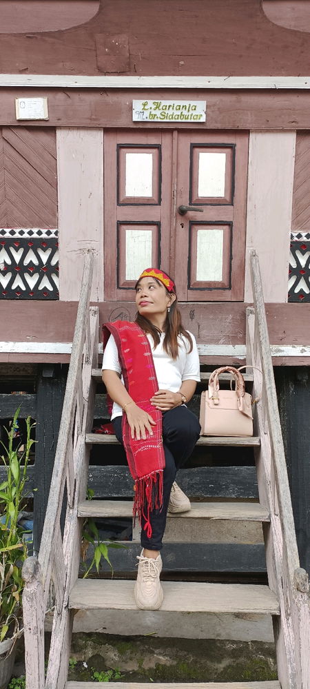 This is an authentic traditional fabric from my origin, BATAK. 
The fabric woven directly by hand is called ULOS
🤍🤍🤗🤗