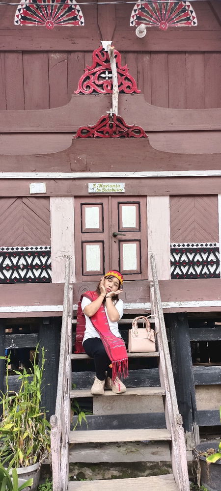 This is an authentic traditional fabric from my origin, BATAK. 
The fabric woven directly by hand is called ULOS
🤍🤍🤗🤗