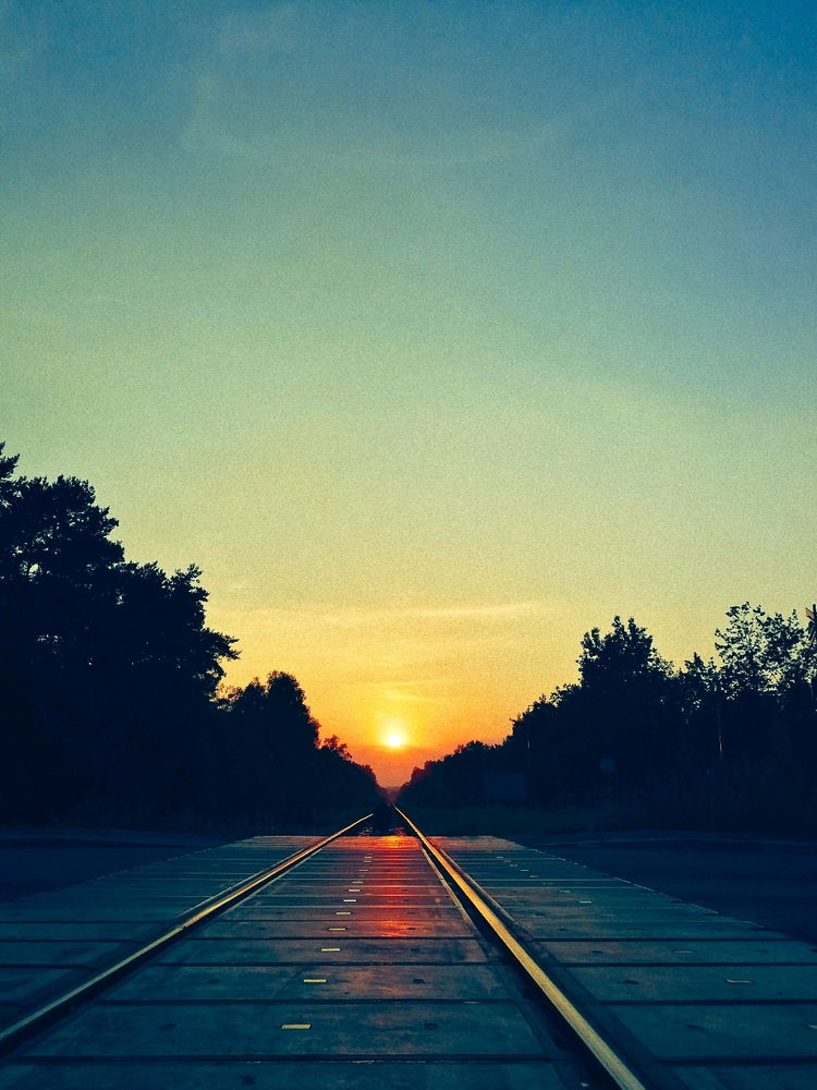 Kiedyś dotrę kolejami życia do celu...
A póki co, na torach patrzyłam Słońcu w twarz ☀️
Śnijcie pięknie 😊