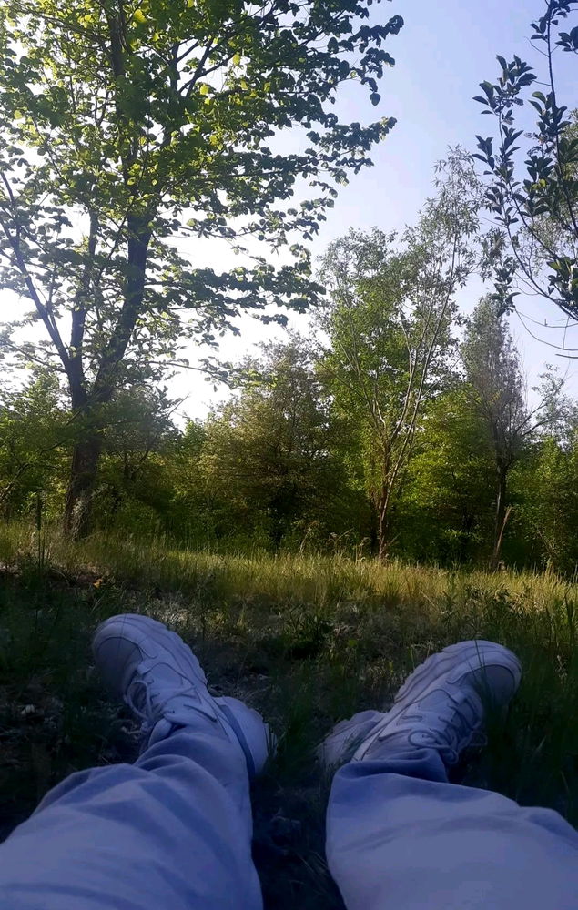 Да, в светлой одежде на траве