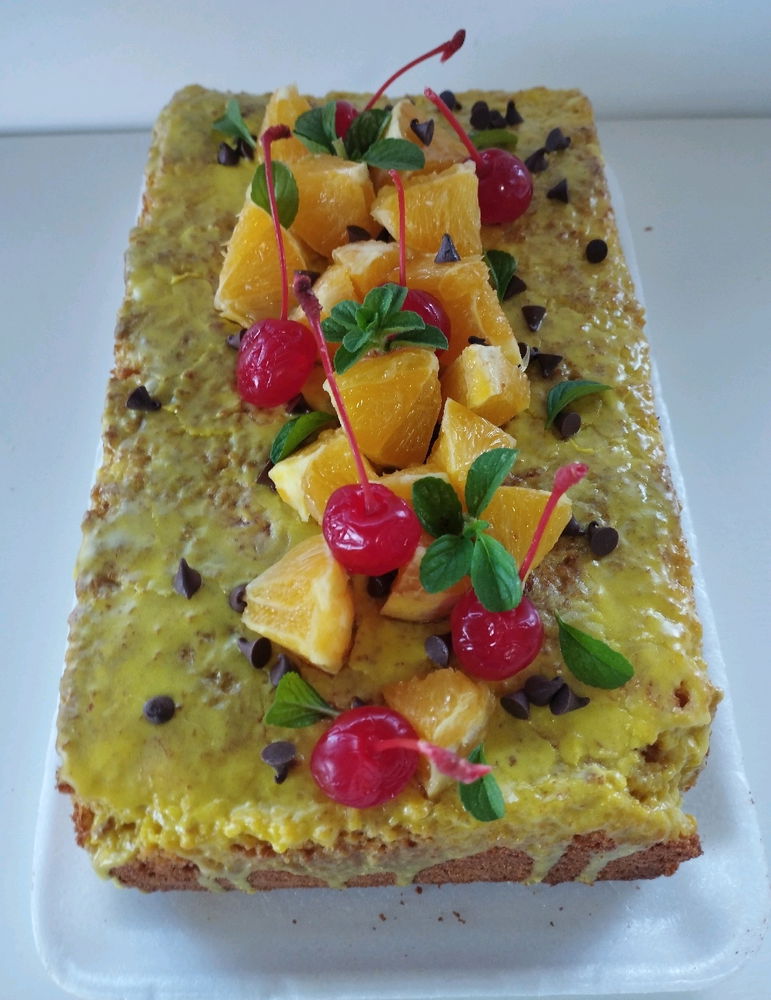 Torta de naranja con glaseado de naranja para decorar chispas de chocolate,  naranja 🍊 y 🍒