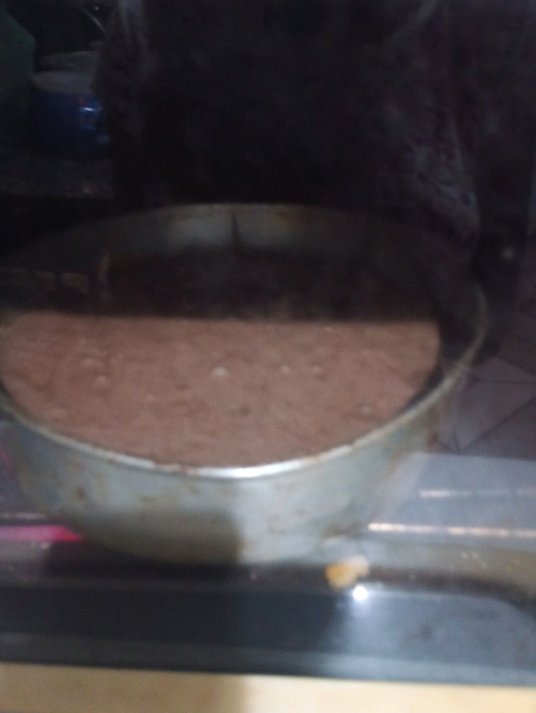 Assando bolo floresta negra
