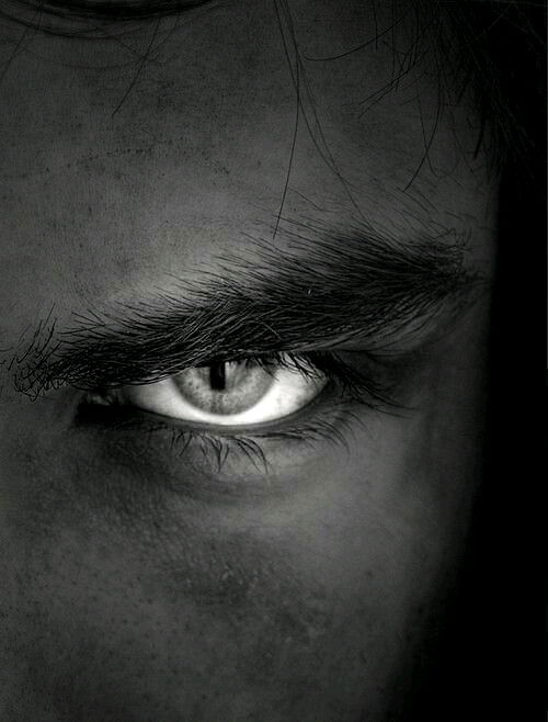"No sé qué es más cautivador, si la forma en que tus ojos brillan o la profundidad de los pensamientos que parecen esconderse detrás de ellos."