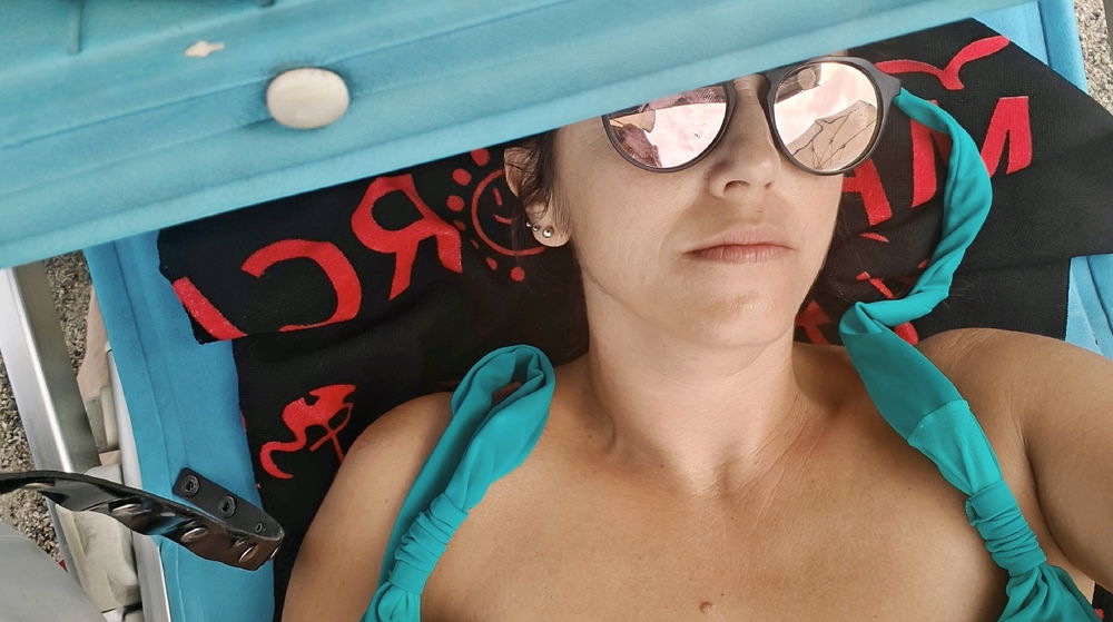 In spiaggia con gli amici