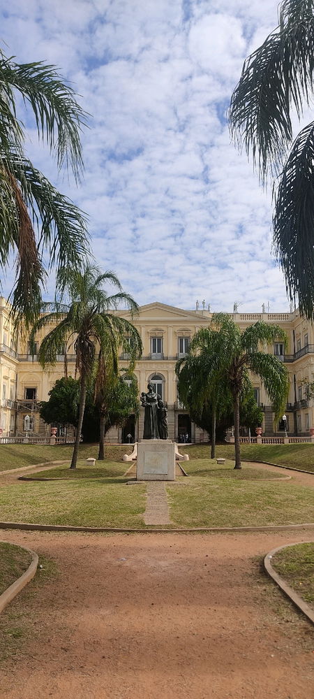 Museu nacional / exposição entre gigantes