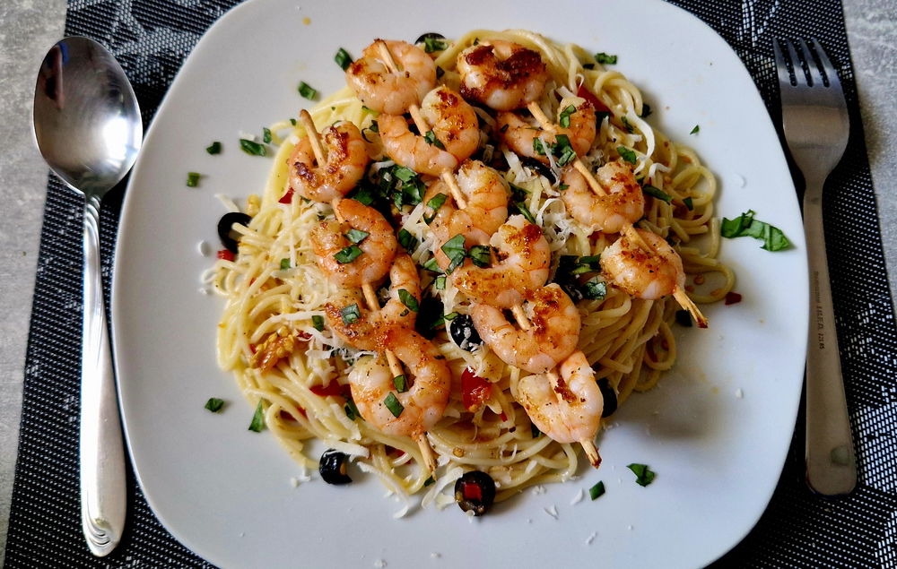 Spaghetti aglio olio e peperoncino a grilované krevetky na česneku