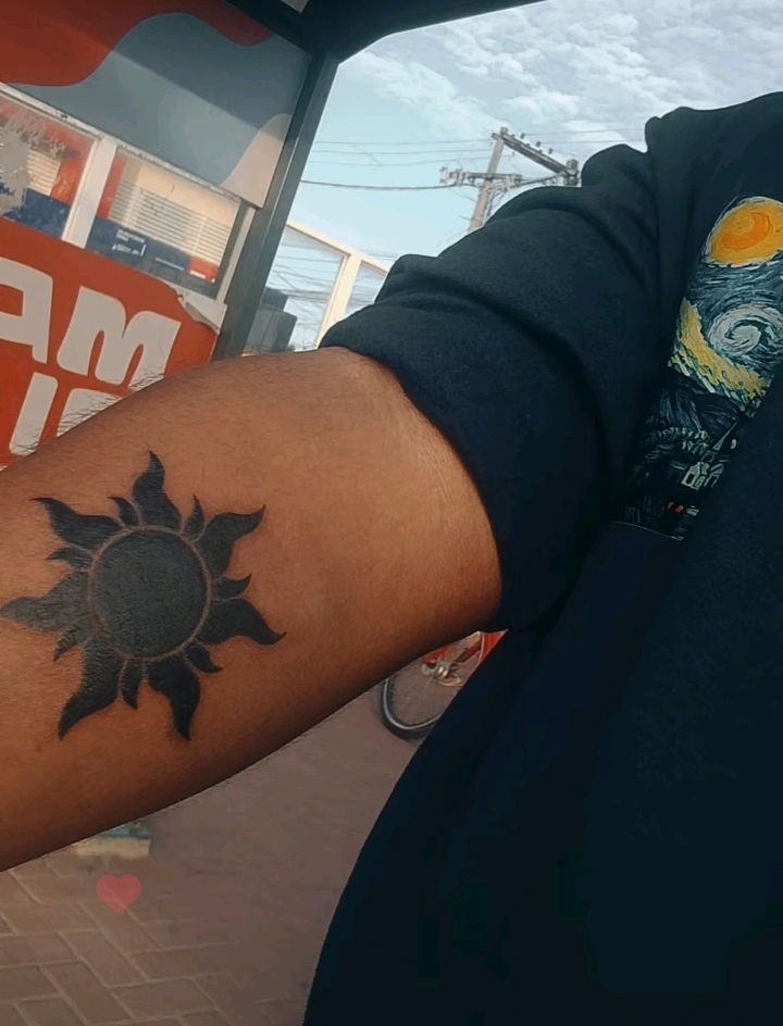 Feliz e com a tatuagem retocada