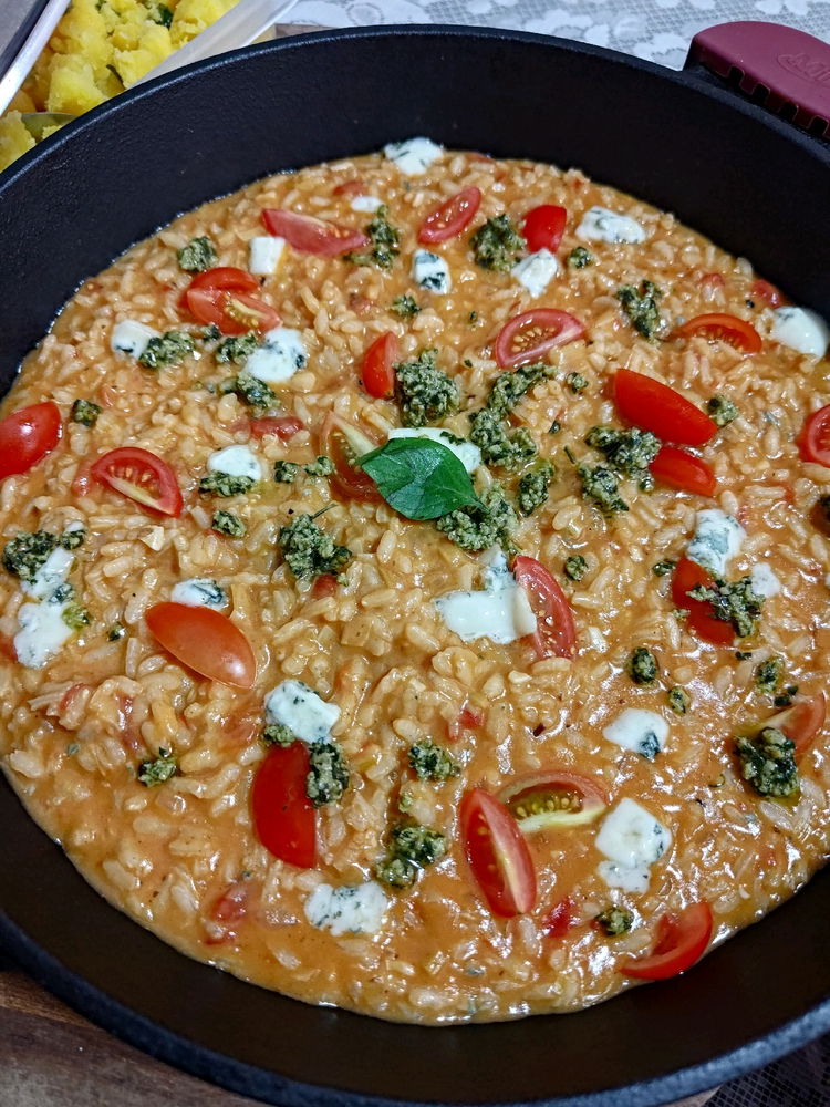 Risoto de tomate com gorgonzola e molho pesto