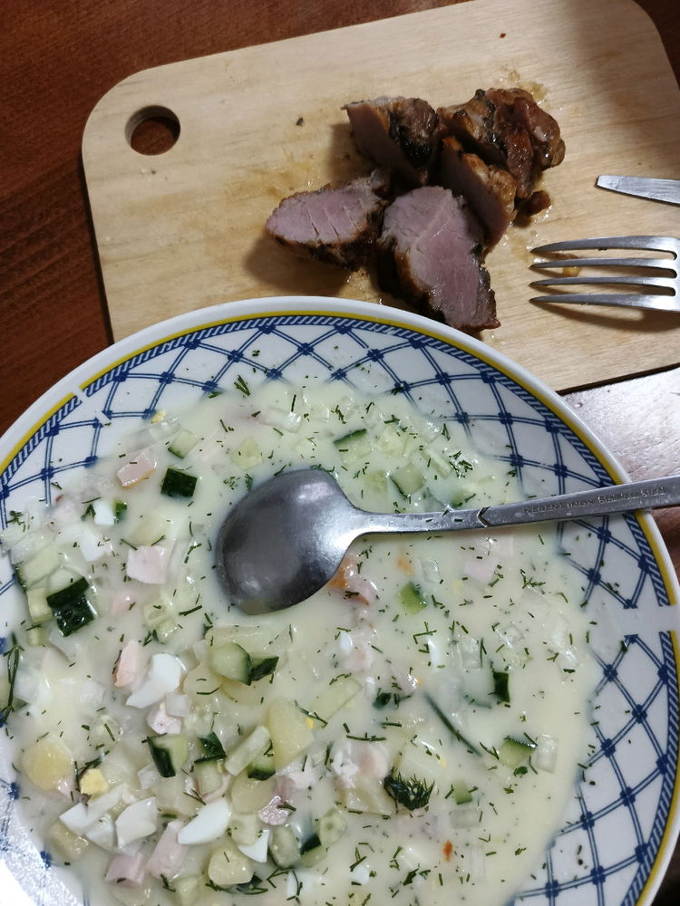 Окрошка и шашлык, когда хочется мяса, овощей и чего нибудь холодного попить))