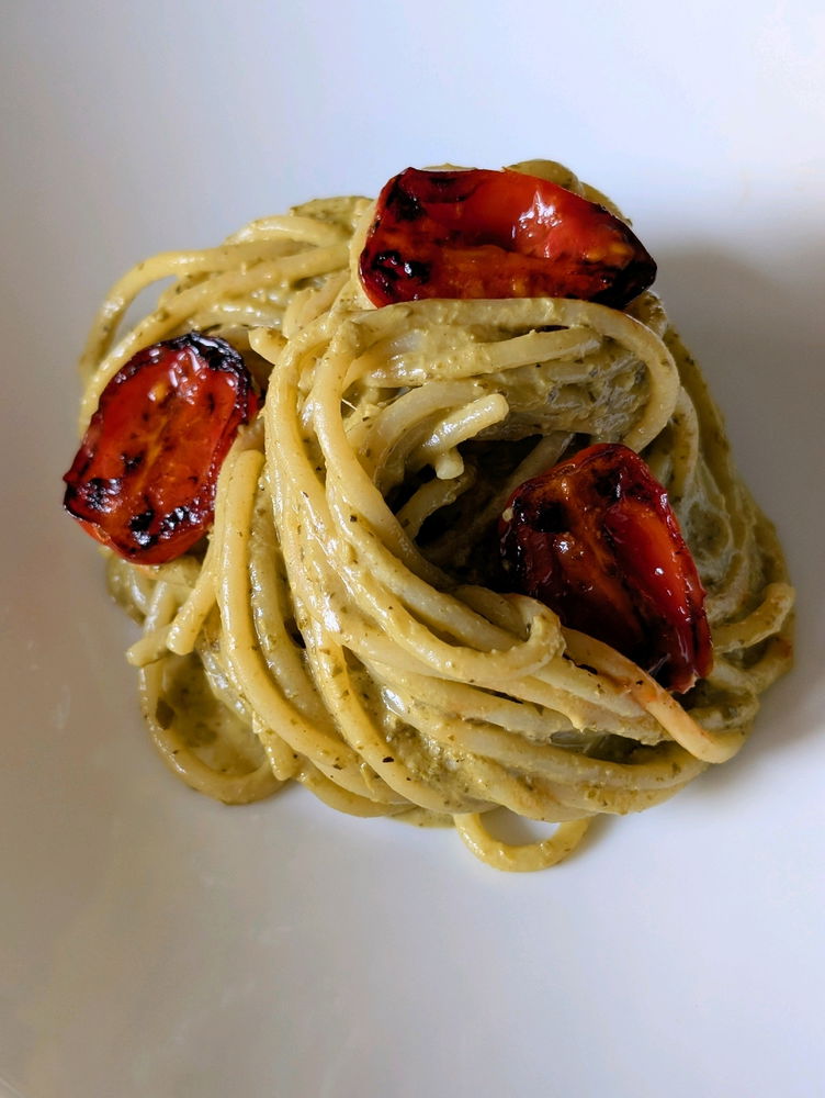 Spagetti al pesto con pomodorini arrostoti!