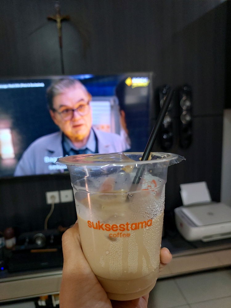 Habis drop kiddos sekolah enaknya santai nonton dan ngopi