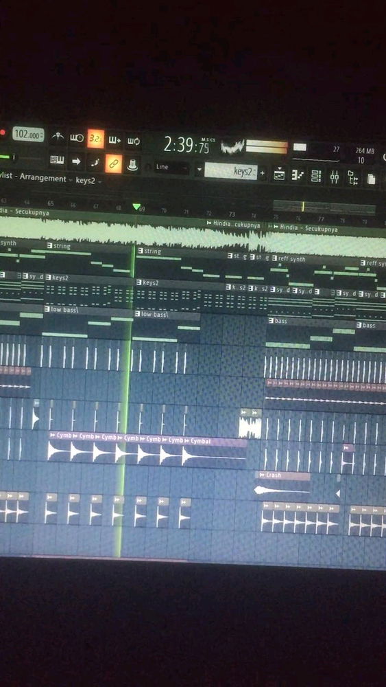 Eu sou produtor de músicas, posso sintetizar ao seu estilo, faço batidas, misturas, bora tentar fazer uma track?