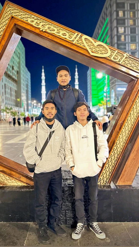 Hidup/krja harus di imbangi dngn Solawat & Do'a.
رضيت بالله ربا وبالاسلام دينا وبمحمد نبيا ورسوله وبالقران اماما واحدا وصلى الله على سيدنا محمد وعلى اله وصحبه وسلم والحمد لله رب العالمين.💚🤝🏻
Madinah2024#