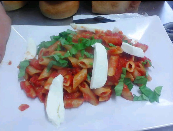 Pennette tricolore, pomodoro, basilico fresco e mozzarella fior di latte