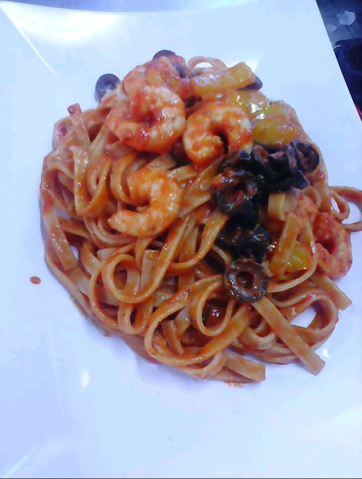 Tagliolini freschi al sugo di gamberi e olive nere