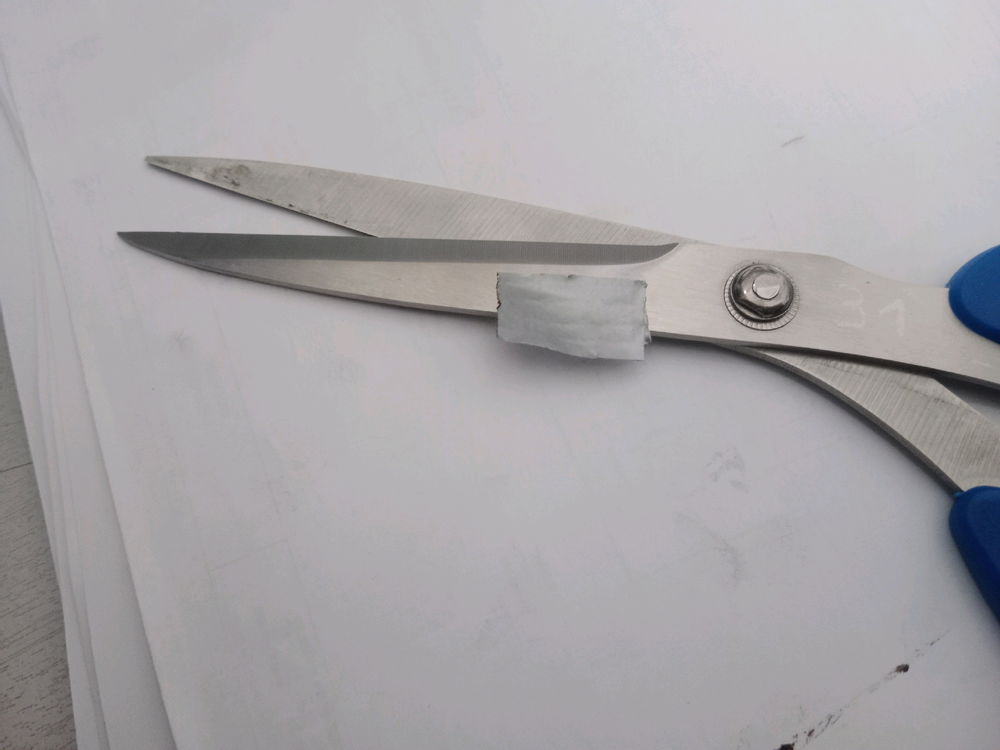 On coupe une petite bande de Scotch, de la largeur de la prise USB.