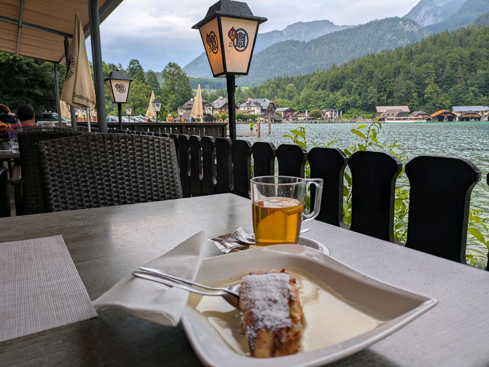 Apfelstrudel und Jagertee