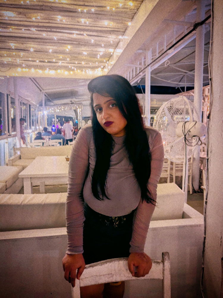 When u don't know to pose.... so hold the chair 🪑