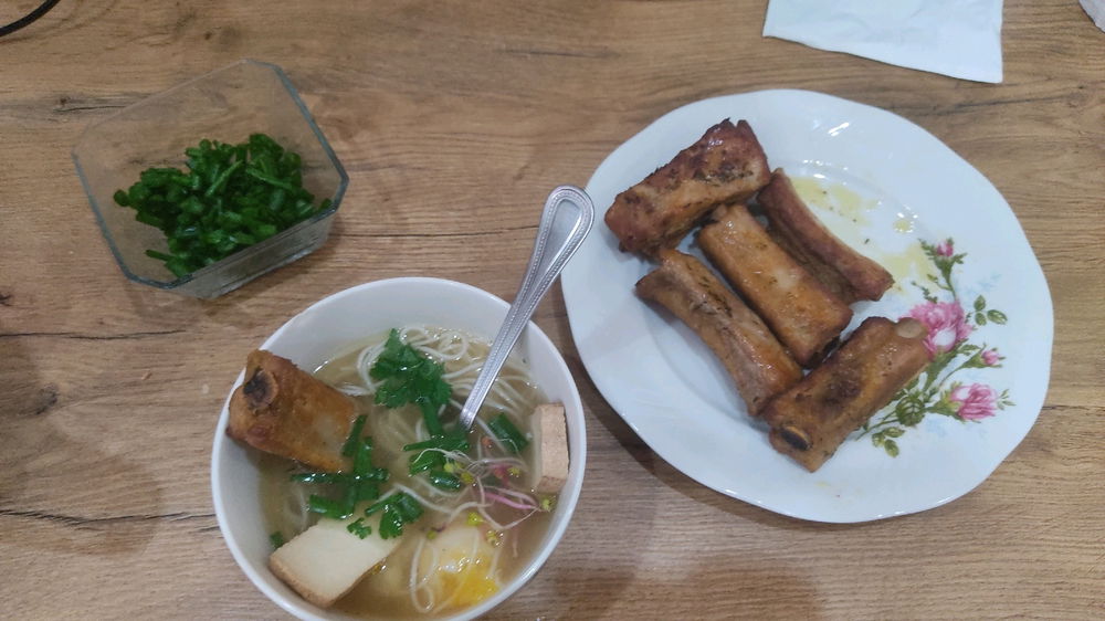 Ramen z tofu żeberkami i jajkiem