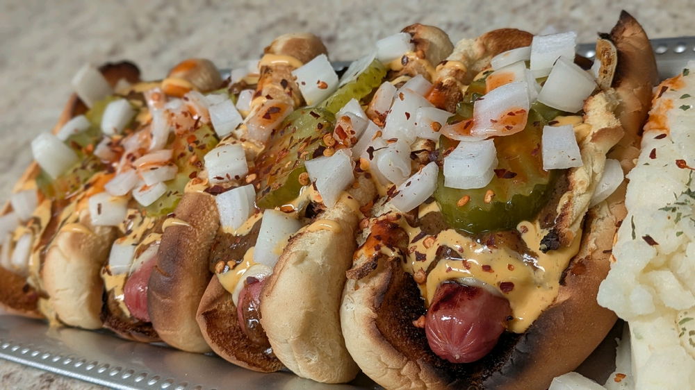 (Homemade Chili) Dogs and garlic with Parmesan Mash! 🤤🖤