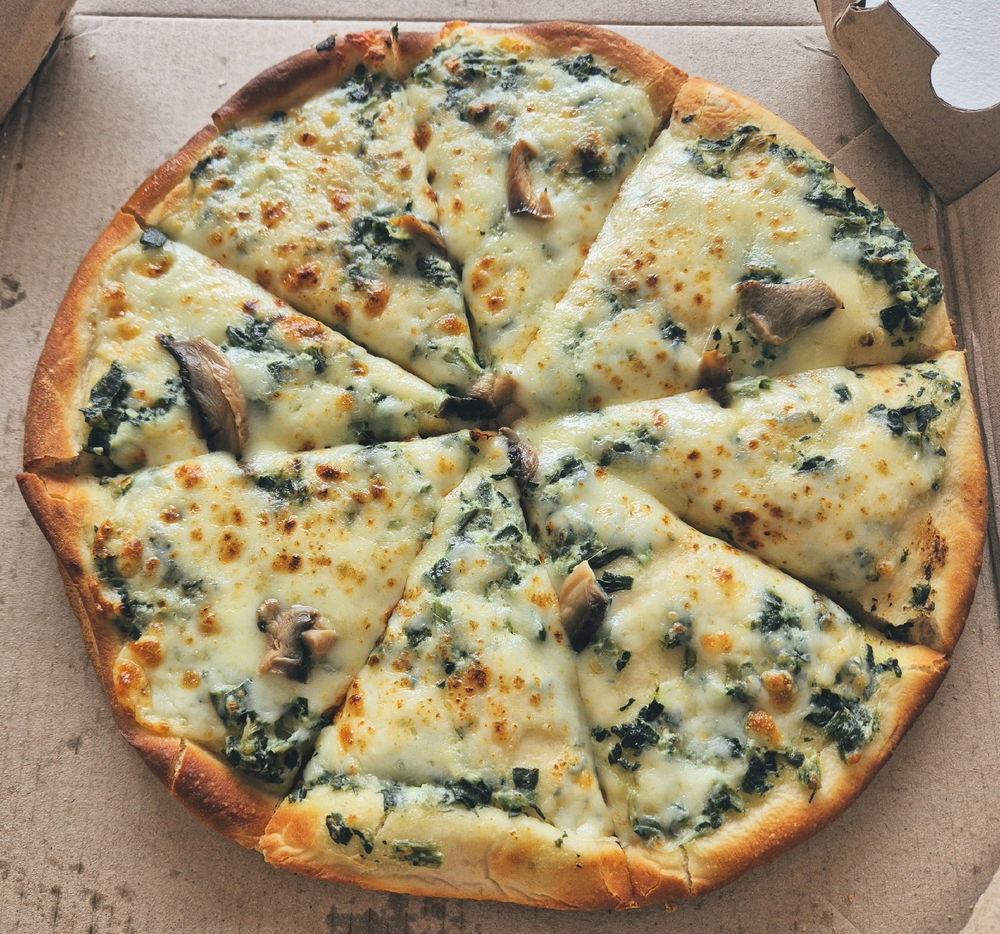 Creamy spinach pizza 😋