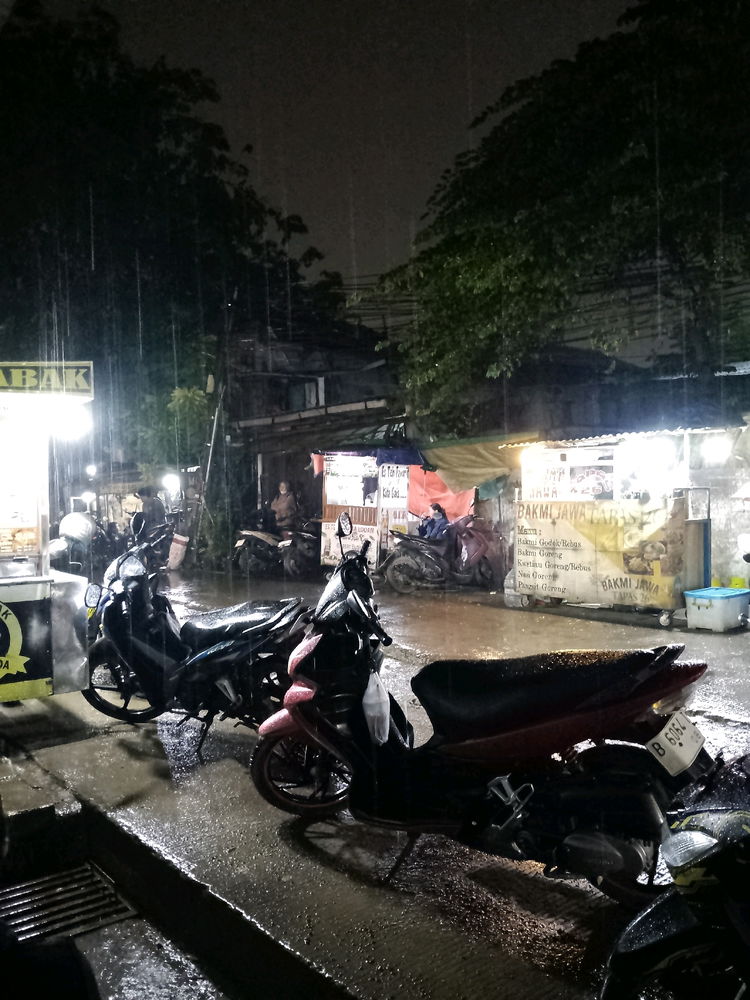Kelar makan hujan , neduh setengah jam jadi laper lagi