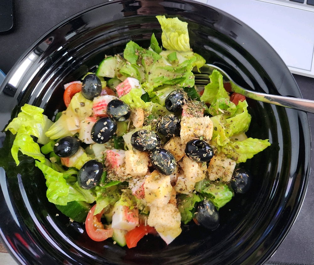 A salad a day keeps my gut in play.. 😊 🥗