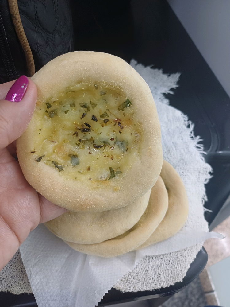 Servidos? Kkkkk esfiha de queijo 🥰🥰🥰