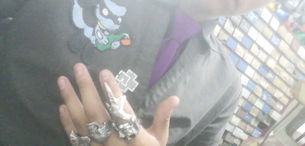Hola gente!!
Hace no mucho me compre un pin de rammstein y quería saber que tal me queda con mi outfit