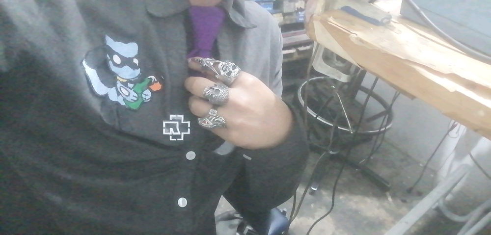 Hola gente!!
Hace no mucho me compre un pin de rammstein y quería saber que tal me queda con mi outfit