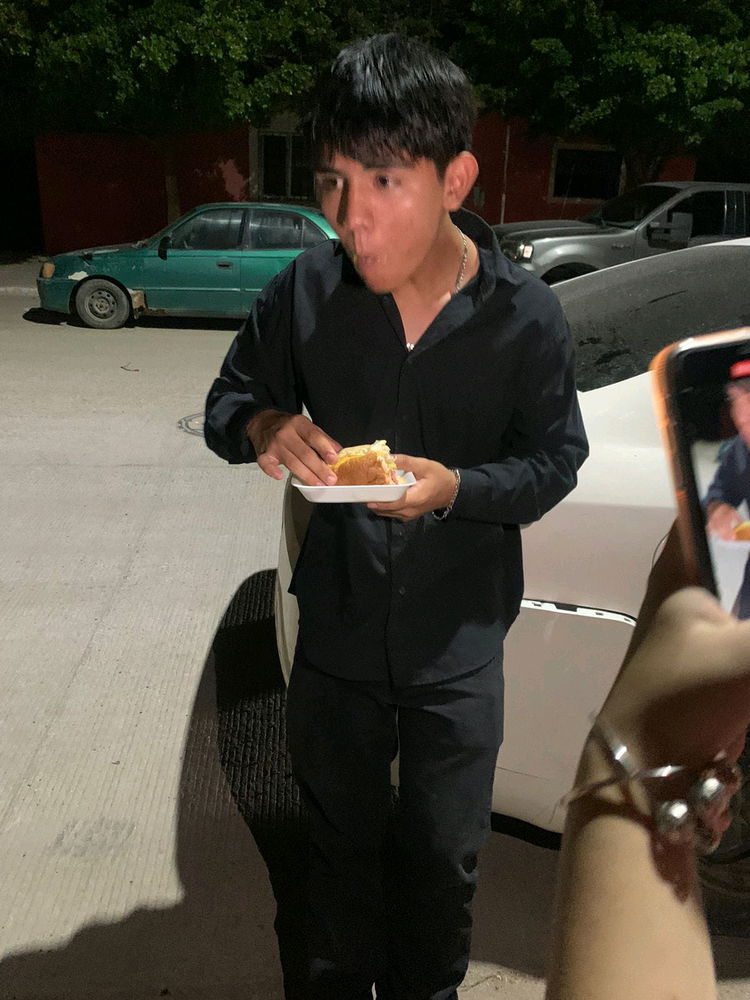 me comi medio dogo de una mordida