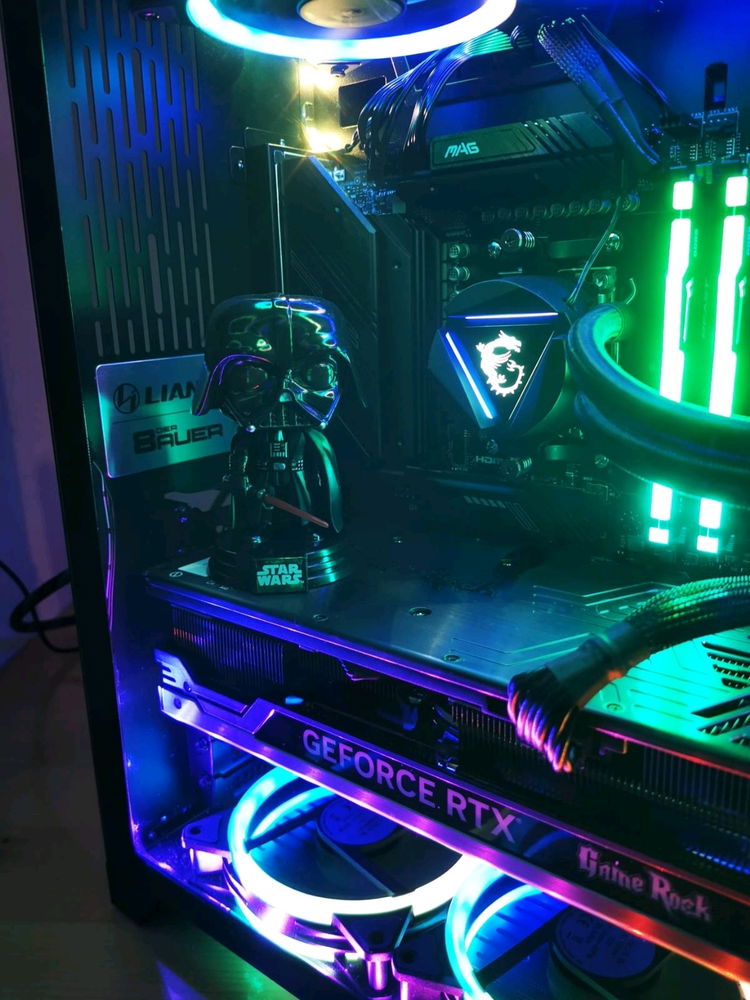 Gaming PC 👽🤗 Nerdtime

Mittlerweile neue Wasserkühlung drinnen. 

LG allen