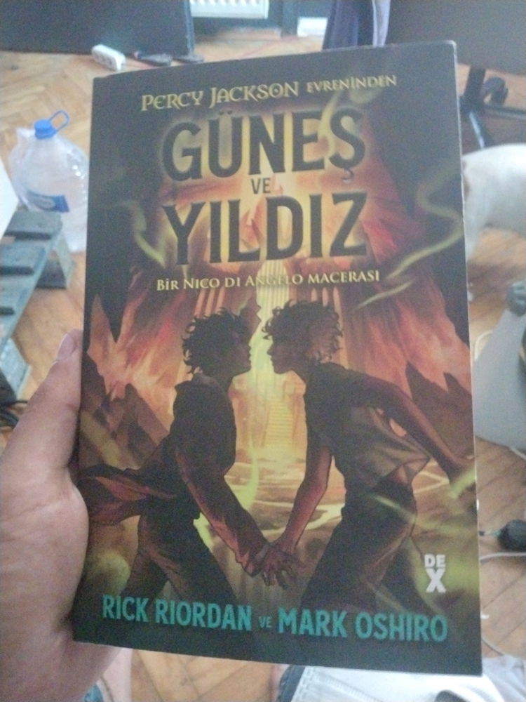Rick riordanın yeni bi kitabı gelmiş dnra