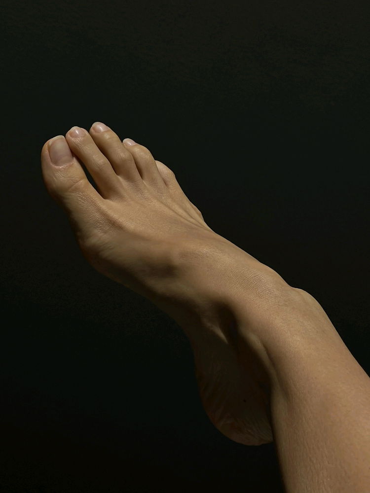 Pretty long toes, second long toe and natural toe nails. My kryptonite.