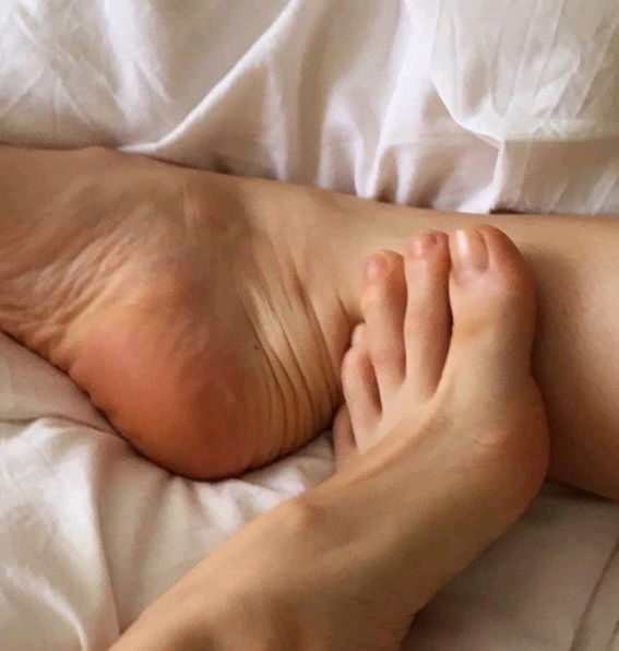 Pretty long toes, second long toe and natural toe nails. My kryptonite.