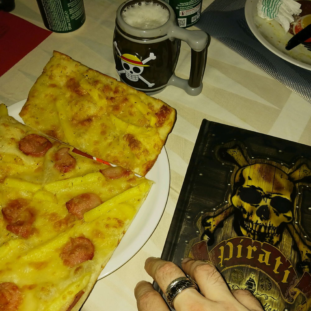 Quindici uomini, quindici uomini,
sulla cassa del morto.
Yoh, oh, oh! E una bottiglia di Rhum!🦊👌